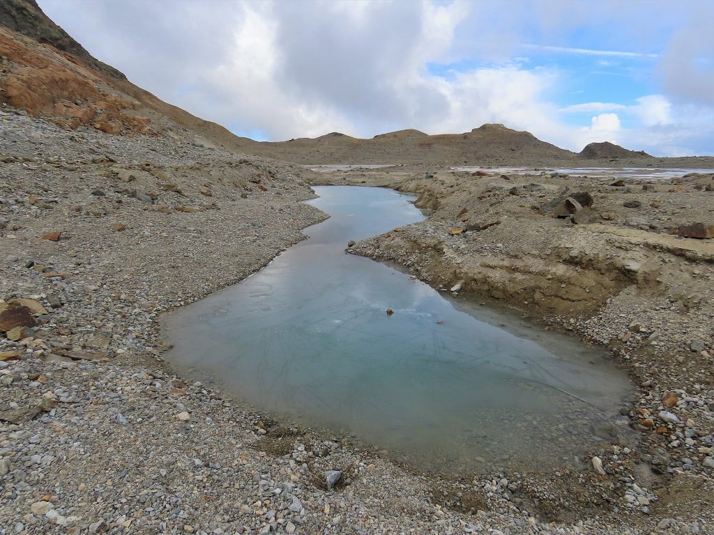 Równina sandrowa lodowcowa Glacier de Saint-Sorlin. Fot. Rémih, CC BY-SA 4.0, Wikimedia Commons