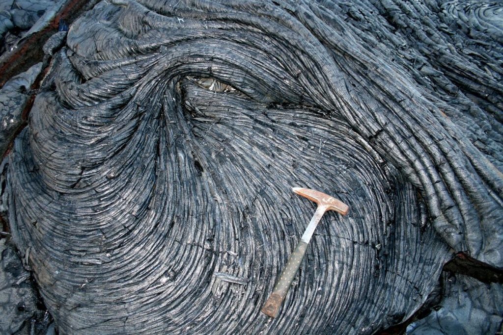 Charakterystyczna sznurowa powierzchnia lawy pāhoehoe. Pod zastygłą skorupą lawa może pozostawać gorąca i płynna. Fot. Alicia Burtner, USGS, Public Domain
