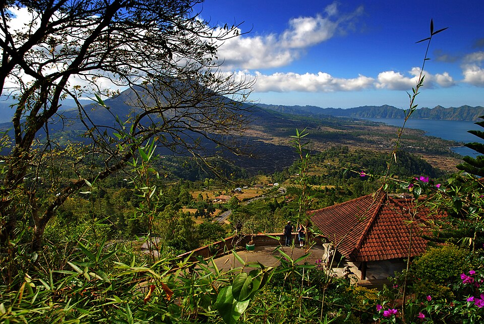 Batur na indonezyjskiej wyspie Bali – złożony system wulkaniczny, w którym młodszy stożek wulkaniczny wyrósł wewnątrz rozległej kaldery. Po prawej widoczne jest jezioro Batur, zajmujące część obniżenia kalderowego. Fot. William Cho, Wikimedia Commons, CC BY-SA 2.0.