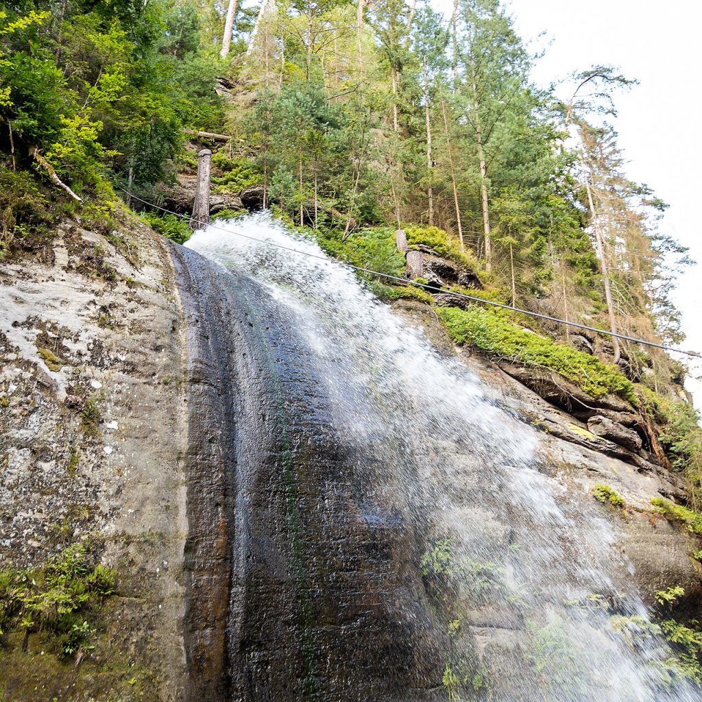 Wąwóz Edmunda (Edmundova soutěska) w Czeskiej Szwajcarii – przykład głębokiego rozcięcia piaskowcowego masywu przez erozję rzeczną. Wikimedia Commons, CC BY-SA 2.0.