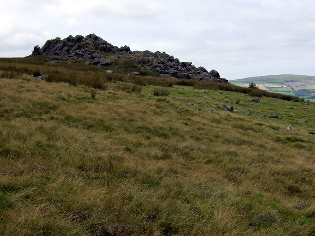 Carn Goedog w górach Preseli w zachodniej Walii – wychodnia plamistego dolerytu, z którym powiązano część „niebieskich kamieni” Stonehenge. Fot. Ceridwen, Wikimedia Commons