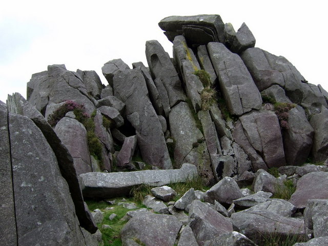 Naturalnie spękane płyty dolerytu w Carn Menyn w górach Preseli w Walii. Skały tego regionu od dawna wiązane są z pochodzeniem „niebieskich kamieni” Stonehenge. Fot. Wikimedia Commons
