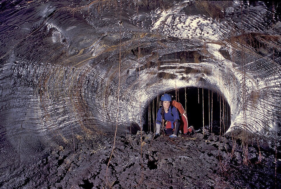 Wnętrze tuby lawowej na wyspie Hawaiʻi. Tuby umożliwiają transport gorącej lawy na znaczne odległości przy ograniczonej utracie ciepła.Fot. Dave Bunnell / Under Earth Images, CC BY-SA 2.5, via Wikimedia Commons
