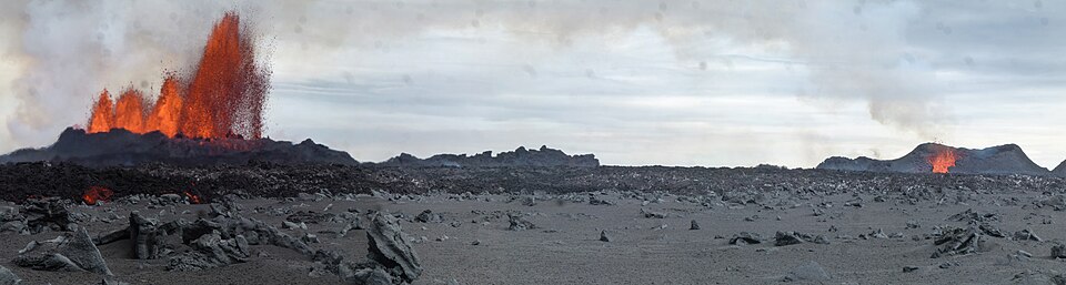 Erupcja szczelinowa Holuhraun na Islandii we wrześniu 2014 r. Wzdłuż szczeliny erupcyjnej widoczne są fontanny lawy zasilające rozległe potoki bazaltowe. Fot. Robert Askew/Imaggeo, Wikimedia Commons, CC BY-SA 3.0.