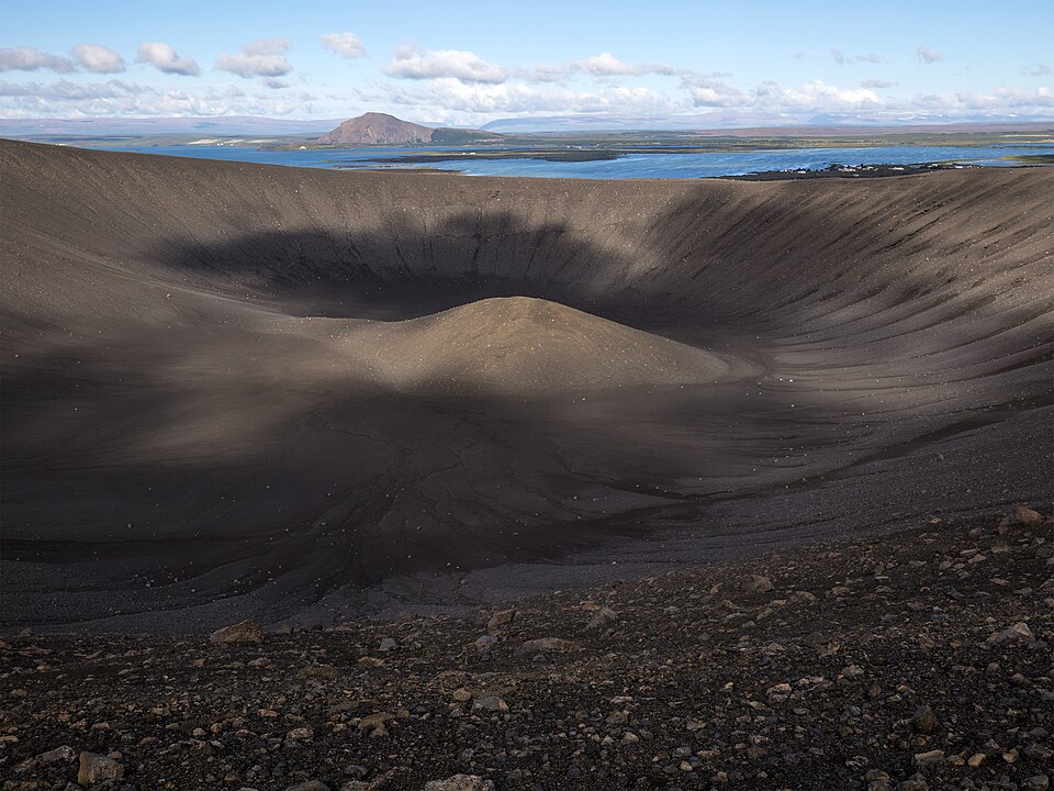Hverfjall (Hverfell) na Islandii – pierścień tufowy powstały w wyniku erupcji freatomagmowej. Szeroki krater otacza wał zbudowany z materiału piroklastycznego powstałego podczas gwałtownego kontaktu magmy z wodą. Fot. Unukorno, Wikimedia Commons, CC BY 4.0.
