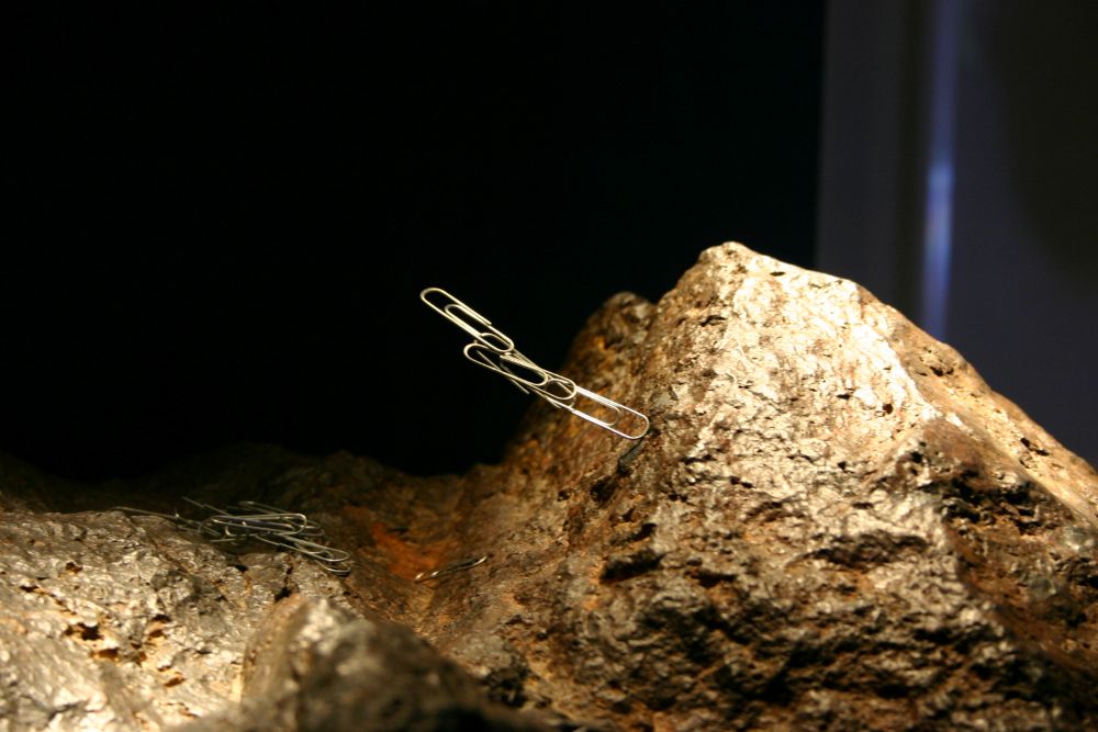 Naturalnie namagnesowana skała zawierająca magnetyt, przyciągająca metalowe spinacze. Okaz ze zbiorów Smithsonian Institution. Fot. Ryan Somma, CC BY-SA 2.0, via Wikimedia Commons