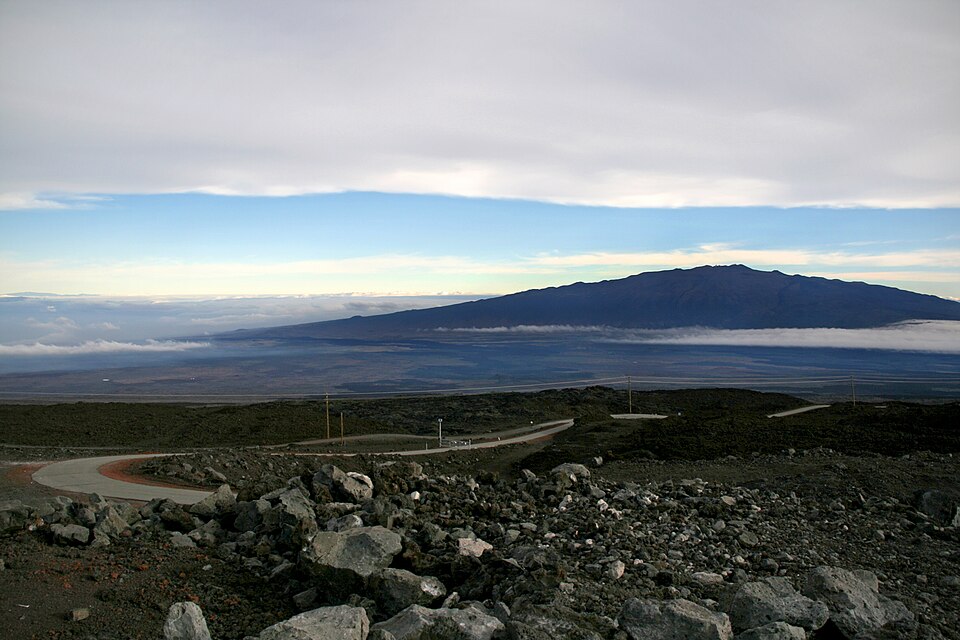 Mauna Kea na wyspie Hawaiʻi – wulkan tarczowy o rozległych, łagodnie nachylonych stokach. Fot. leahleaf, Wikimedia Commons, CC BY 2.0.
