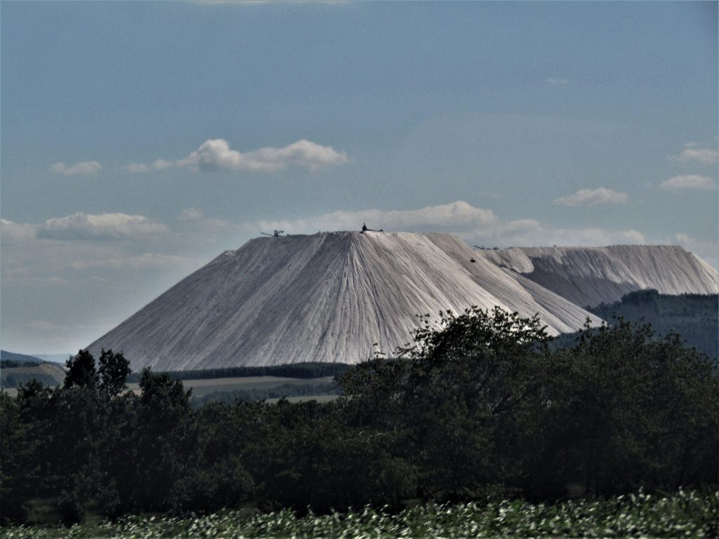 Monte Kali koło Heringen – jedna z najbardziej charakterystycznych antropogenicznych form terenu związanych z górnictwem soli potasowych w Niemczech. Fot. Fiver, der Hellseher, Wikimedia Commons, CC BY-SA 4.0.
