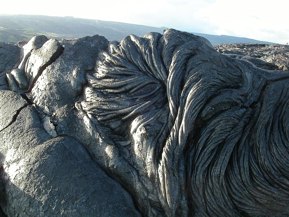 Sznurowa lawa pāhoehoe. Rufiyaa, CC BY-SA 4.0, via Wikimedia Commons
