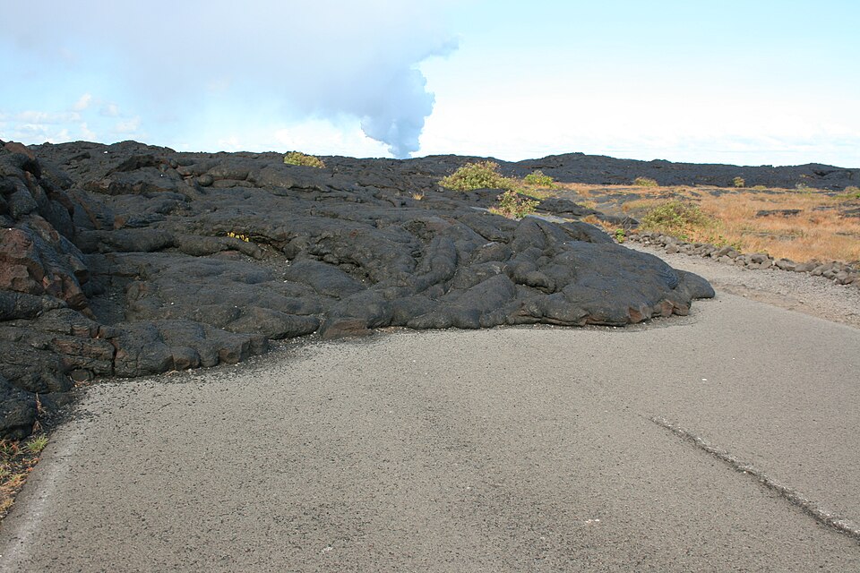 Lawa pahoehoe pokrywa drogę (droga przybrzeżna nr 137) na Hawajach. Lawa wypłynęła ze stożka Puu Oo wulkanu Kilauea.Lionel Duchoiselle (https://www.geodiversite.net/auteur386), CC BY-SA 3.0, via Wikimedia Commons
