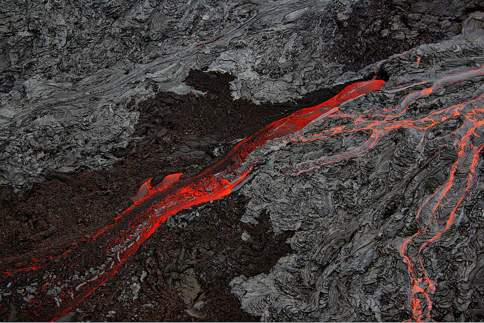 Potoki lawowe pāhoehoe i ʻaʻā na wulkanie Kīlauea na Hawajach. Brocken Inaglory, CC BY-SA 3.0, via Wikimedia Commons