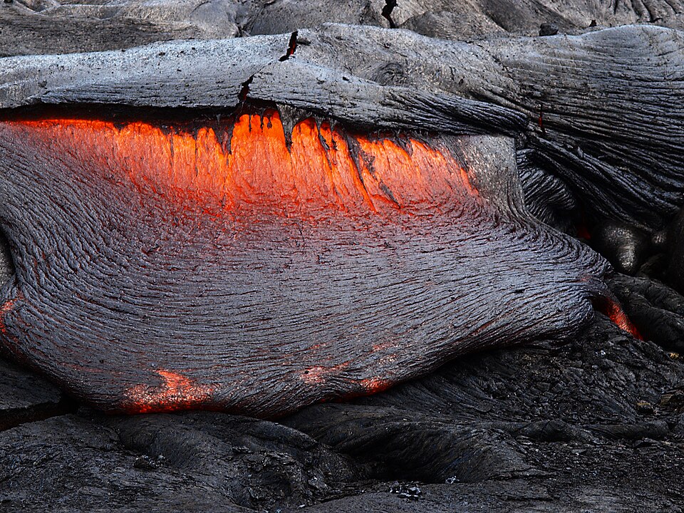 Lawa pāhoehoe na Kīlauea. Fot. y5RZouZwNsH6MI (https://www.flickr.com/people/eagleapex), CC BY-SA 2.0, via Wikimedia Commons
