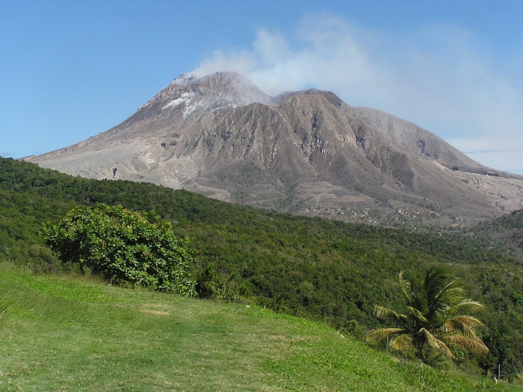 Kopuła lawowa wulkanu Soufrière Hills na wyspie Montserrat. Jej strome, niestabilne zbocza powstają wskutek gromadzenia się bardzo lepkiej lawy w pobliżu otworu erupcyjnego. Fot. Patrick Smith, Wikimedia Commons, domena publiczna