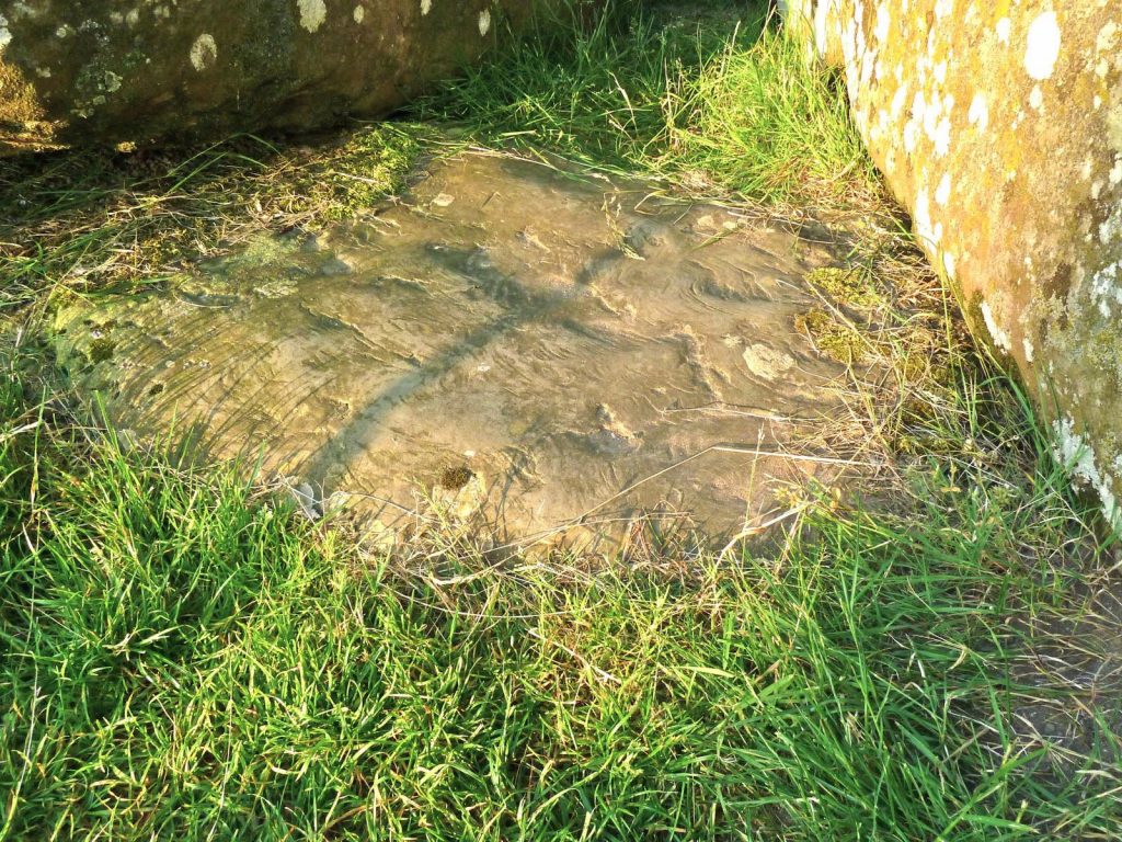 Kamień Ołtarzowy (Altar Stone) w centralnej części Stonehenge. Badania jego składu mineralnego wskazują, że materiał skalny pochodzi z północno-wschodniej Szkocji, setki kilometrów od Stonehenge. Fot. The Stones of Stonehenge, Wikimedia Commons, CC BY 4.0