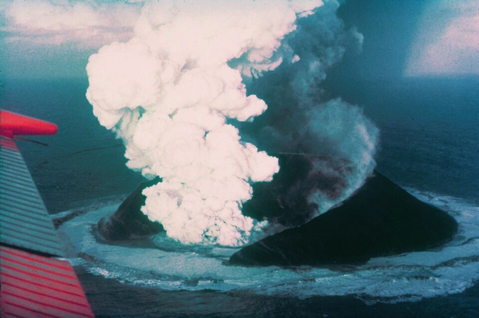 Erupcja Surtsey u wybrzeży Islandii, 30 listopada 1963 r. Kontakt magmy z wodą morską powodował gwałtowne eksplozje freatomagmowe. W wyniku trwającej do 1967 r. erupcji powstała nowa wyspa wulkaniczna. Fot. Howell Williams/NOAA, Wikimedia Commons, domena publiczna
