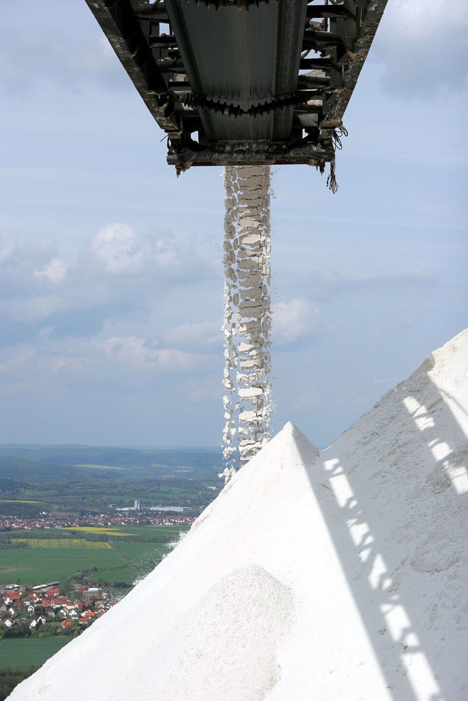 Składowanie materiału odpadowego na szczycie Monte Kali. Według opisu autora fotografii materiał zawiera około 96% chlorku sodu. Fot. Armin Kübelbeck, Wikimedia Commons, CC BY-SA 3.0.
