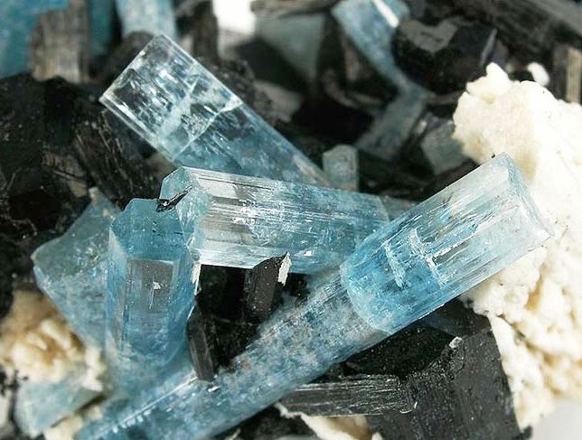 Kryształy akwamarynu z gór Erongo w Namibii. Wymiary 8,0 x 6,4 x 4,3 cm. Fot. Rob Lavinsky / iRocks.com. Wikimedia Commons