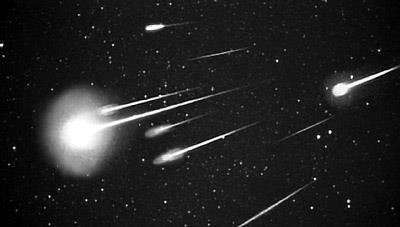Deszcz meteorów, w tym przypadku Leonidów (rój meteorów o radiancie w gwiazdozbiorze Lwa). Fot. Shinsuke Abe, Hajime Yano, NASA/ISAS