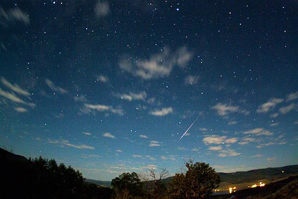 Jeden z Perseidów na tle rozgwieżdżonego nieba; Fot. Jimmy Westlake, NASA