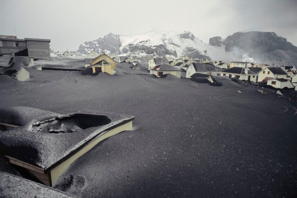 Pogrzebane ulice i domy miasta Vestmannaeyjar po erupcji wulkanu Eldfell na wyspie Heimaey. Fot. Elisabeth Andanson
