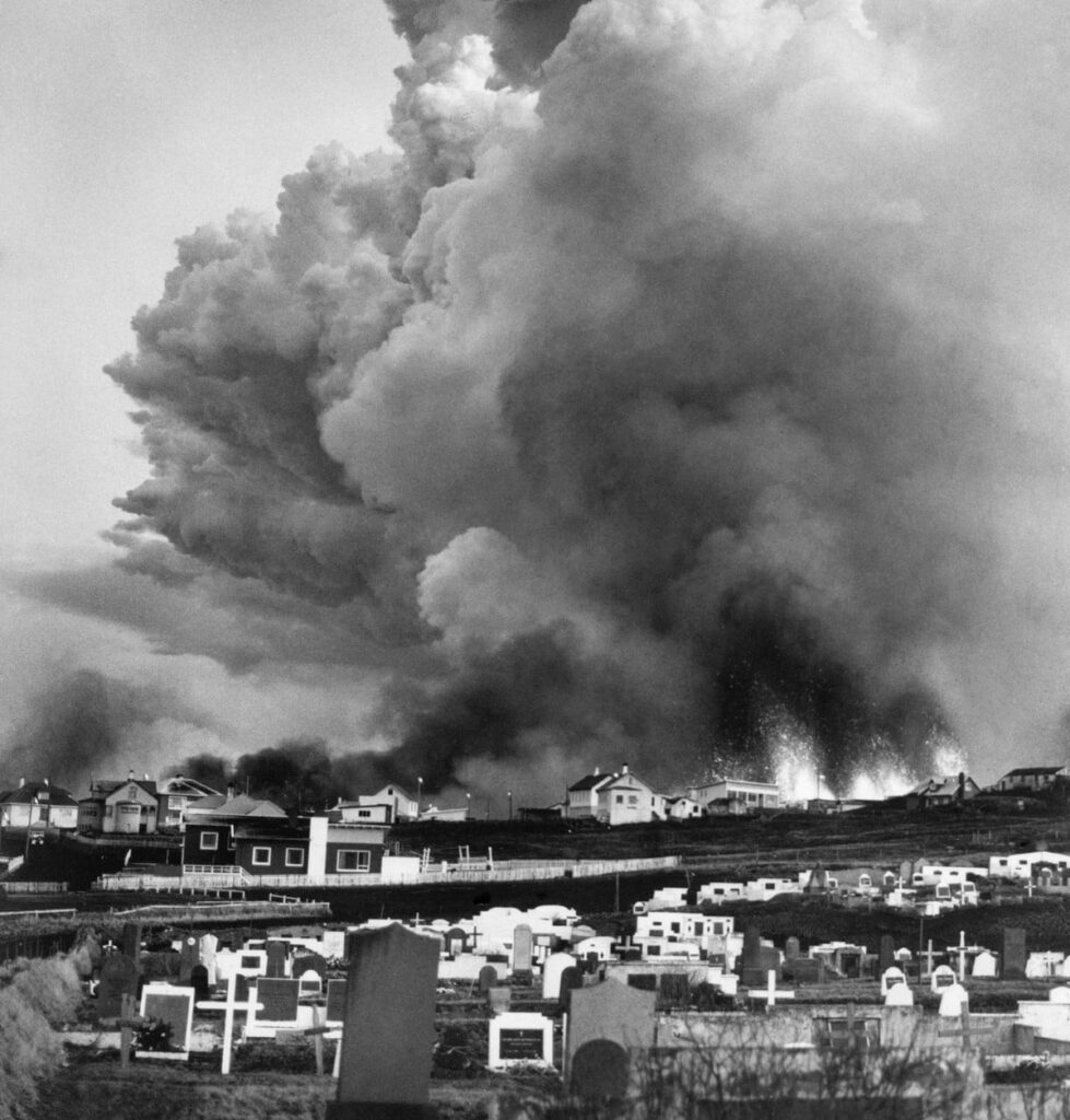 Nad wyspą kłębiły się chmury pary i popiołu po erupcji wulkanu Eldfell. Fot. Svienn Eirikksen