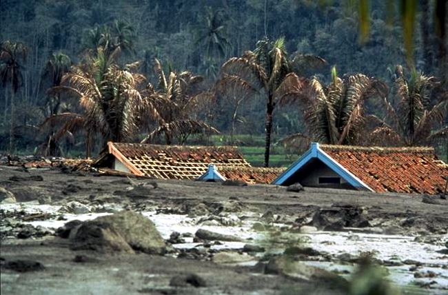 Zniszczenia po przejściu laharu z wulkanu Galunggung (Jawa, 1982). Źródło: USGS, Wikimedia Commons