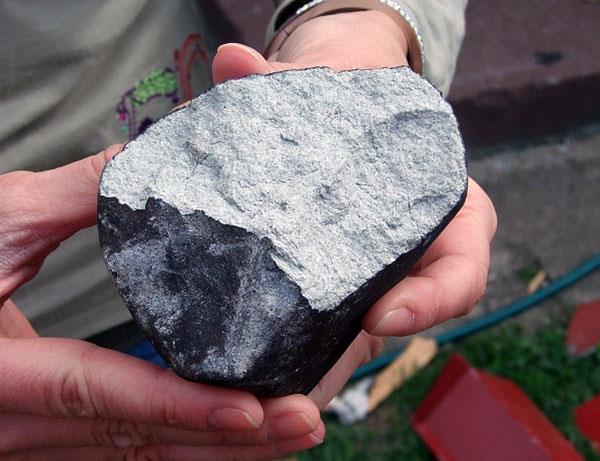Przełam chondrytu Sołtmany. Fot. Jan Woreczko, wiki.meteoritica.pl