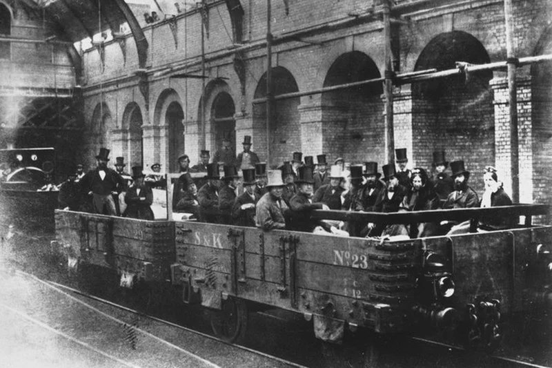 Próbna przejażdżka londyńskim metrem w 1862 r. Domena publiczna