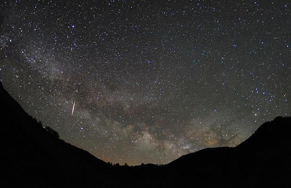 Meteor z roju Lirydów. Fot. Jimmy Westlake, NASA