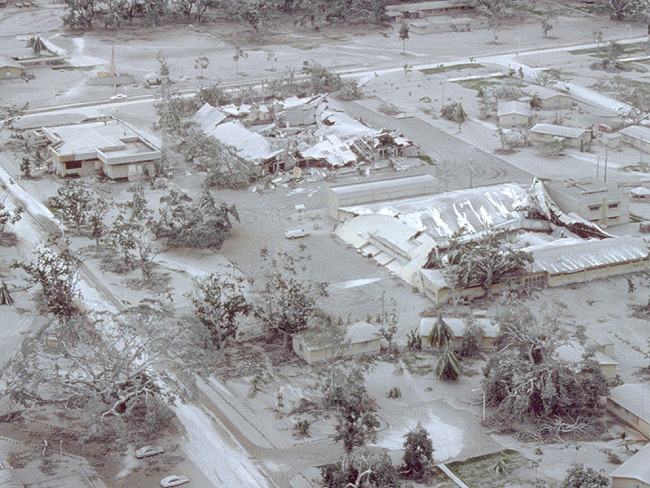 Zniszczenia budynków i roślinności przez opad popiołu po erupcji Pinatubo (Filipiny, 1991). Fot. Willie Scott. Źródło: Wikimedia Commons