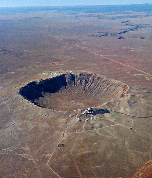 Krater w Arizonie opisany jako pierwszy zidentyfikowany krater impaktowy. Powstał po upadku meteorytu o średnicy nie większej niż 25 m, 20-50 tys. lat temu. Sam krater ma średnicę 1,2 km; źródło NASA