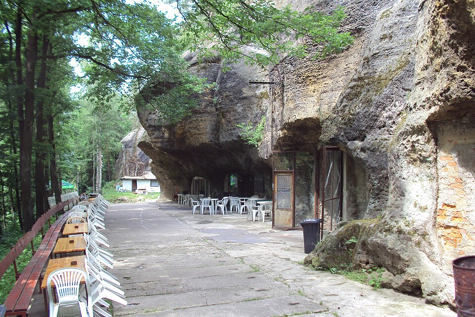 Rozległe komory Pekelných dolů ze skalnymi filarami pozostawionymi dla podtrzymania stropu. Fot. Zákupák, domena publiczna, via Wikimedia Commons