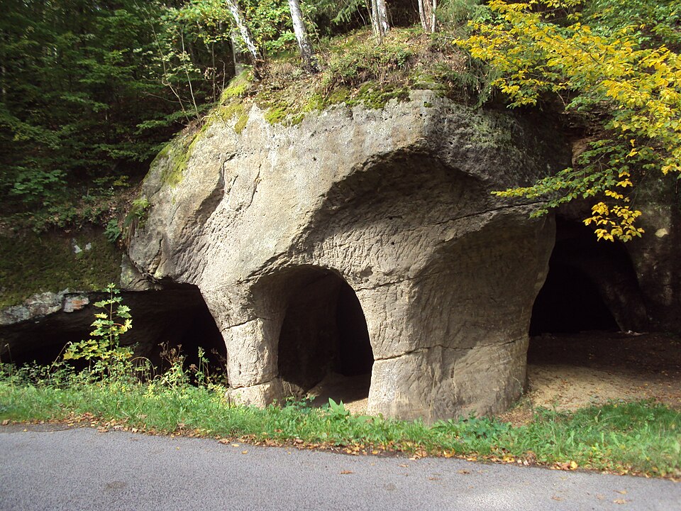 Podziemne wyrobiska Pusté kostely w dolinie Svitávki w północnych Czechach. Fot. Zákupák, domena publiczna, via Wikimedia Commons
