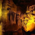 Wnętrze jaskini wypełnione stalaktytami i stalagmitami