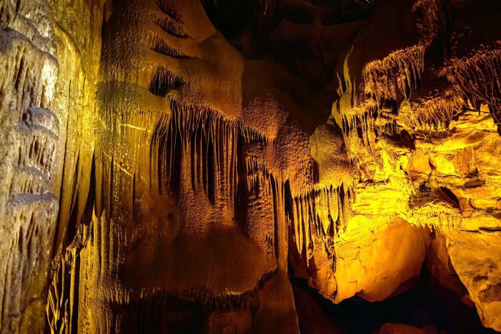 Wnętrze jaskini wypełnione stalaktytami i stalagmitami