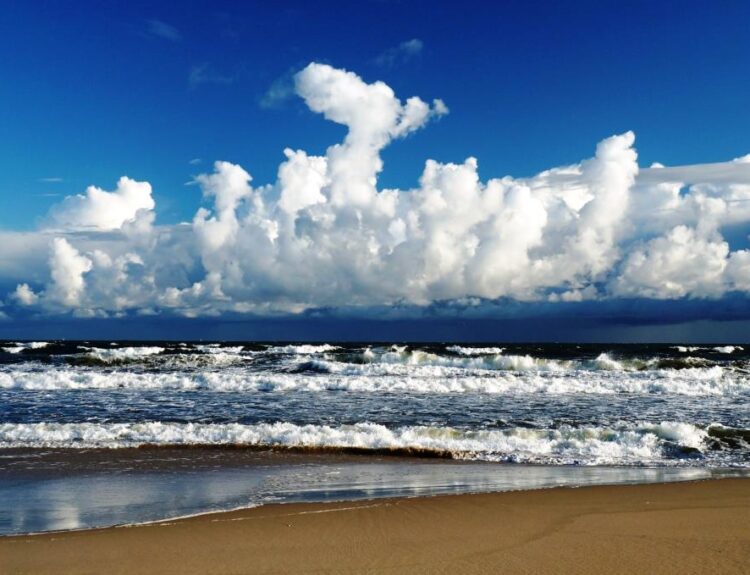 Morze, fale i plaża