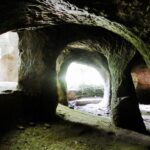 Groty wykonane sztucznie w piaskowcu