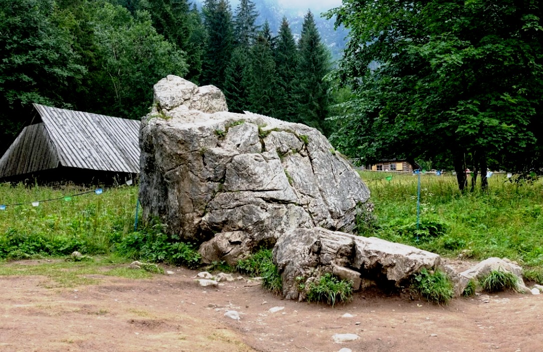 Głaz zwany Sfinksem u podnóża gór