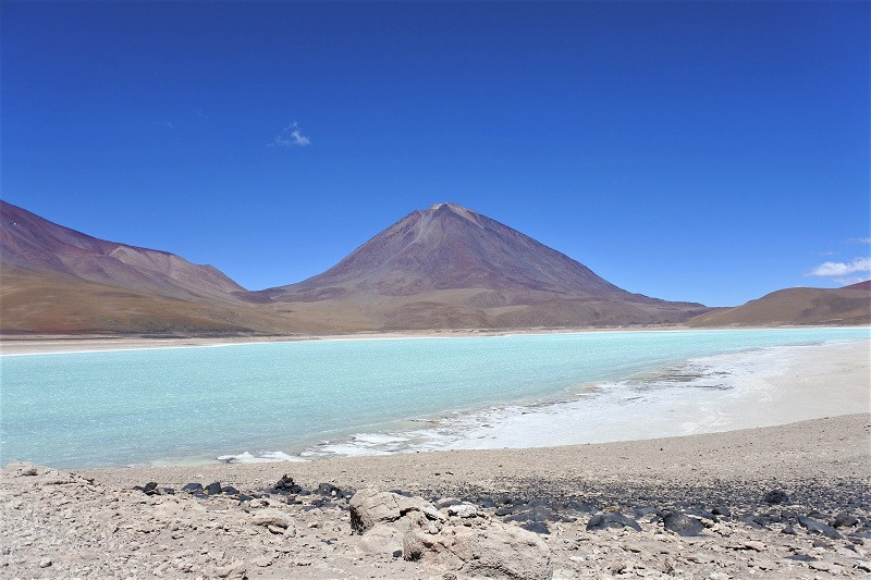 Słone jezioro Laguna Verde na pustyni Atacama w Chile