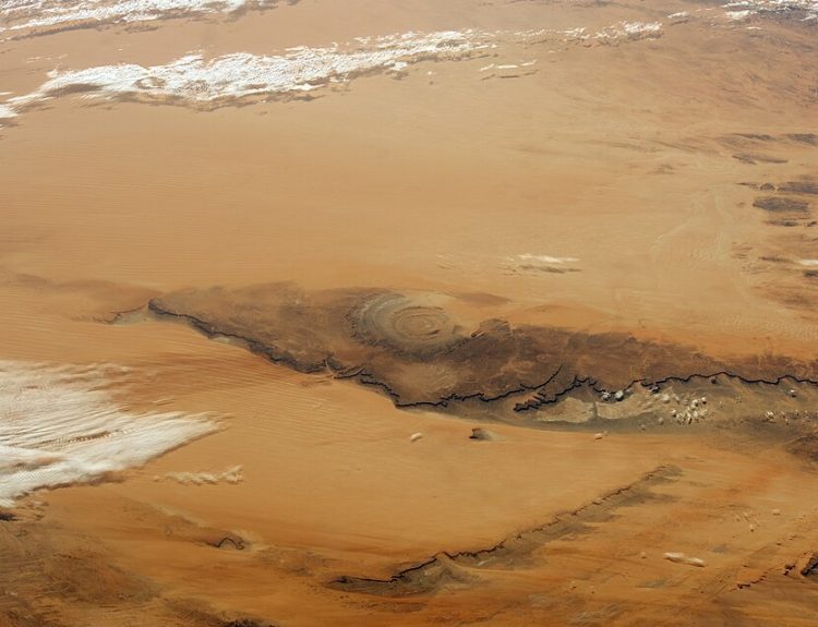 Struktura Richat, zwana „Okiem Sahary”, w Mauretanii, sfotografowana z Międzynarodowej Stacji Kosmicznej 22 listopada 2014 r.; autor: NASA; licencja: domena publiczna (PD-USGov-NASA); źródło: Wikimedia Commons / NASA Johnson Space Center, fotografia nr ISS042-E-007126