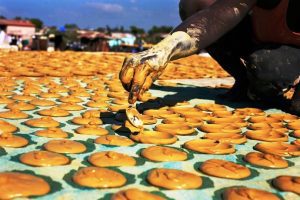 Przygotowanie błotnych ciastek na Haiti