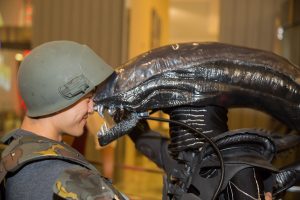 Cosplay ksenomorfa podczas konwentu Dragon Con w 2015 roku. Fot. Terry Robinson, CC BY-SA 2.0, via Wikimedia Commons