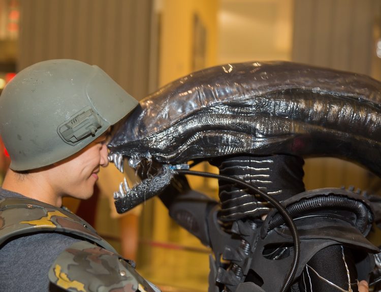 Cosplay ksenomorfa podczas konwentu Dragon Con w 2015 roku. Fot. Terry Robinson, CC BY-SA 2.0, via Wikimedia Commons