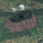 Mount Lico w Mozambiku — izolowany masyw skalny z lasem na wierzchołku. Zdjęcie satelitarne SkySat z 15 marca 2020 r. © Planet Labs, Inc., CC BY 4.0, kadr: Ahecht / Wikimedia Commons