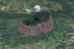 Mount Lico w Mozambiku — izolowany masyw skalny z lasem na wierzchołku. Zdjęcie satelitarne SkySat z 15 marca 2020 r. © Planet Labs, Inc., CC BY 4.0, kadr: Ahecht / Wikimedia Commons